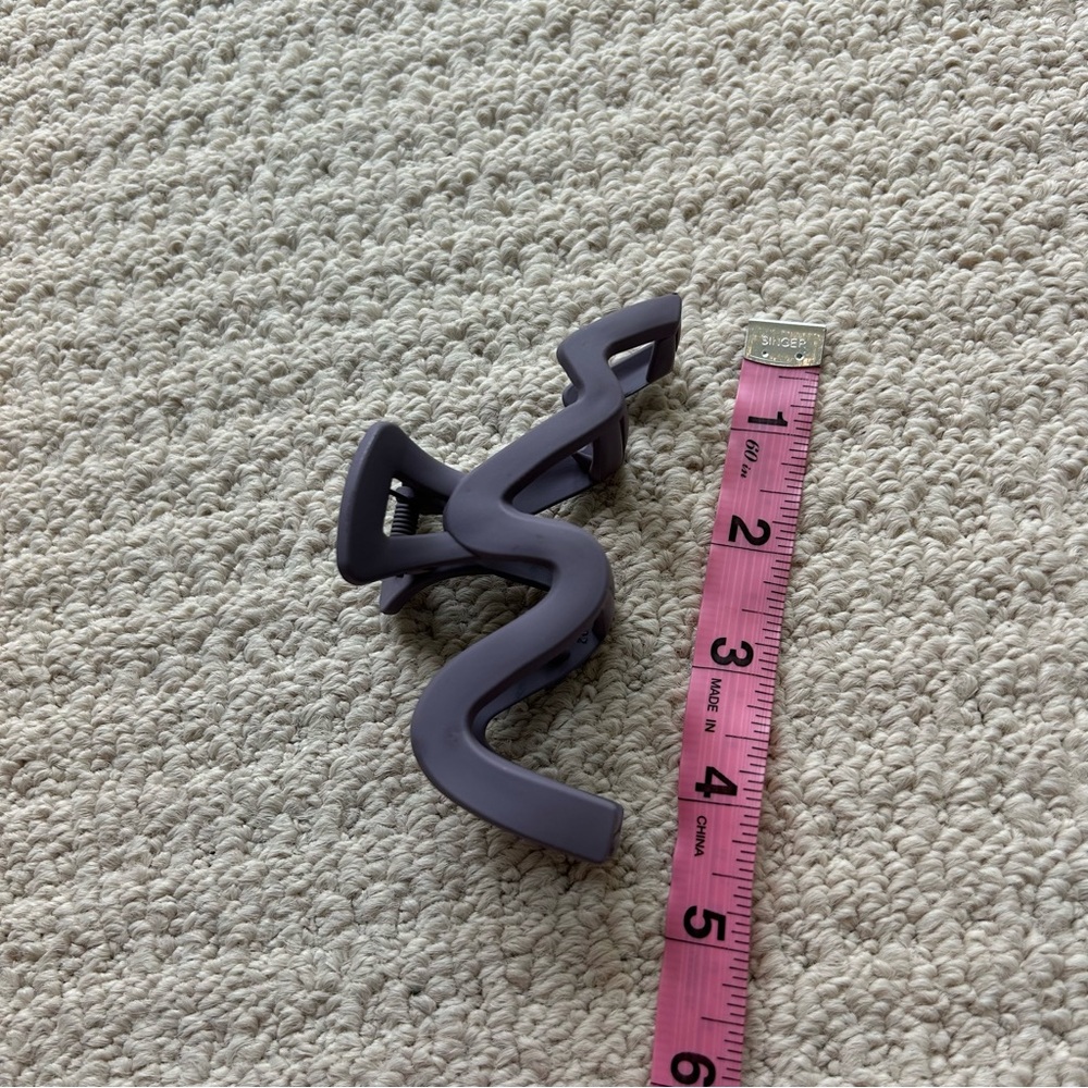 Large Dusty Purple Matte Wavy Claw Clip - Picture 3 of 9
